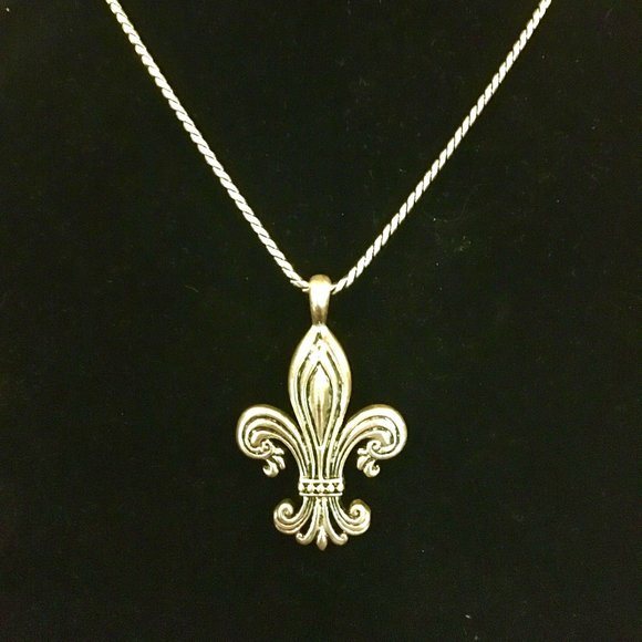 Vintage Retro Fleur de Lis Pendant and Necklace - Picture 2 of 12